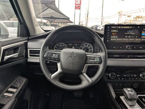 Used 2025 Mitsubishi Outlander SE image 16