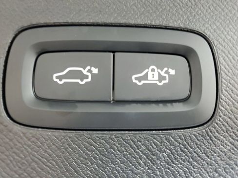 Certified 2025 Volvo XC90 B6 Core w/ Climate Package image 12