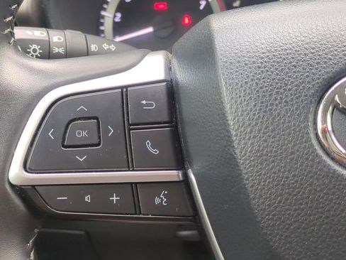 Used 2024 Toyota Highlander LE AWD/4WD image 20