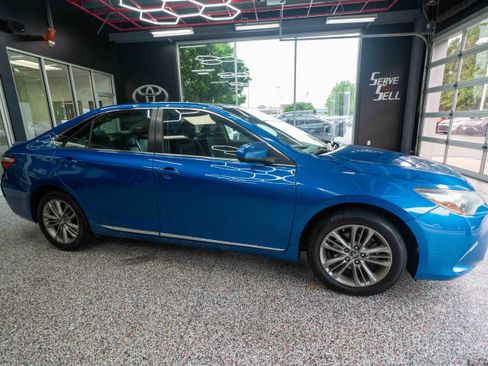 Used 2017 Toyota Camry SE w/ Moonroof Package FWD image 5
