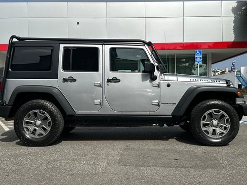 Used 2018 Jeep Wrangler Unlimited Rubicon w/ Connectivity Group AWD/4WD image 3
