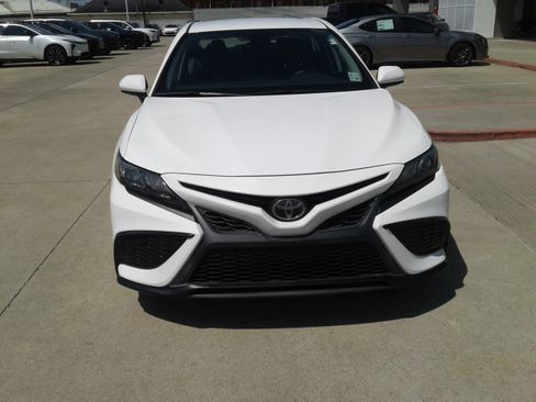 Used 2021 Toyota Camry SE FWD image 2