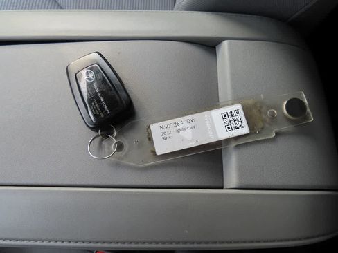 Used 2022 Toyota Highlander LE AWD/4WD image 28
