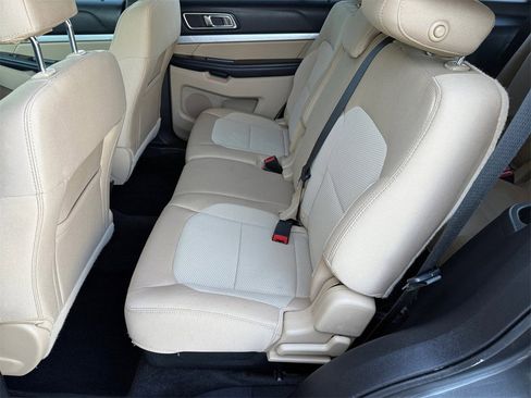 Used 2017 Ford Explorer XLT image 11