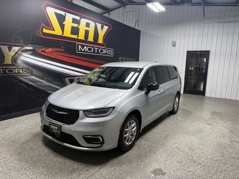 Used 2024 Chrysler Pacifica Touring-L FWD image 1