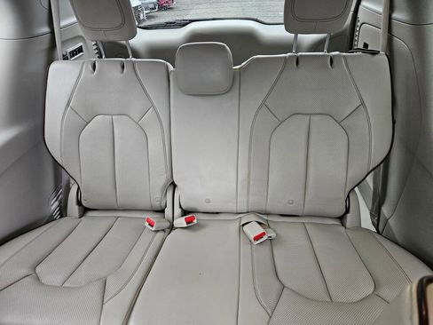 Used 2019 Chrysler Pacifica Limited image 24