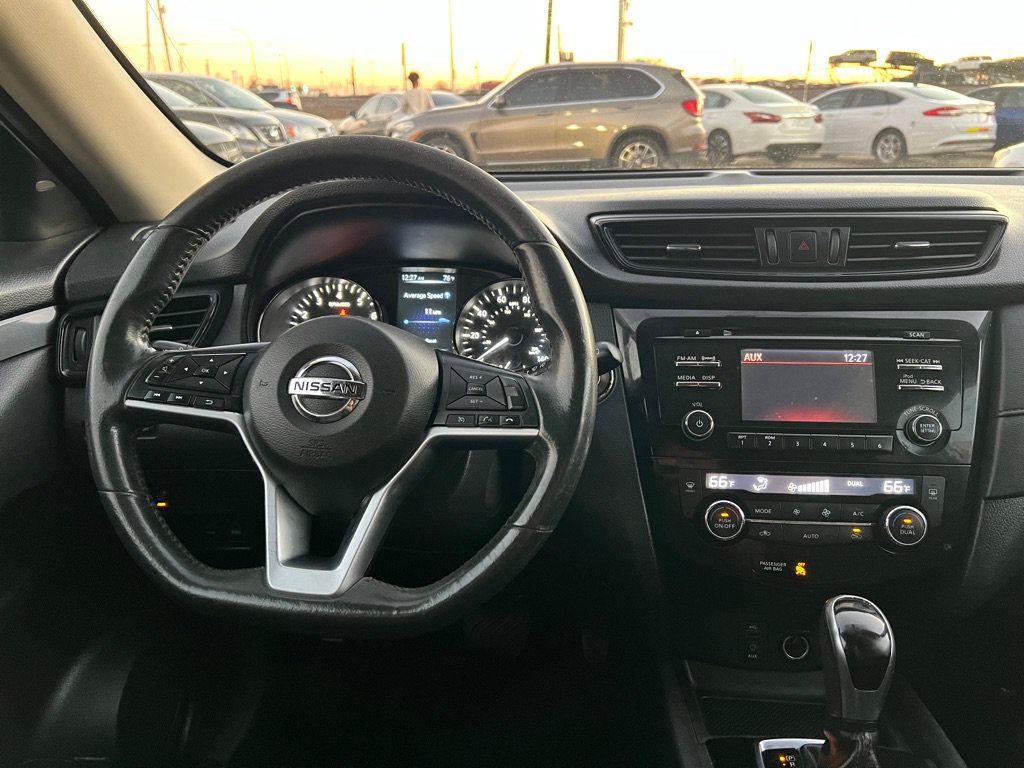 Used 2017 Nissan Rogue SV FWD image 16