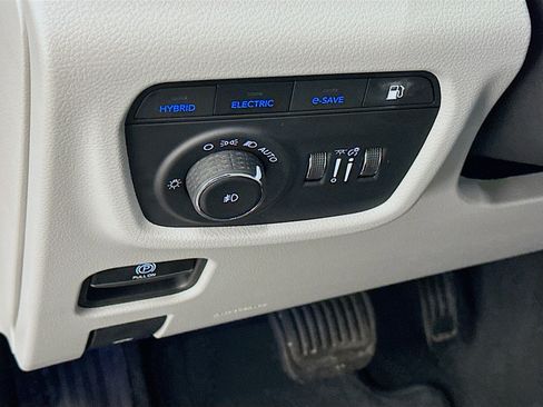 Used 2022 Jeep Grand Cherokee Overland w/ Luxury Tech Group IV image 17