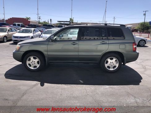 Used 2005 Toyota Highlander 2WD V6 w/ 3rd Row image 2