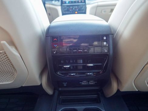 Used 2023 Jeep Grand Cherokee L Limited w/ Luxury Tech Group II AWD/4WD image 17