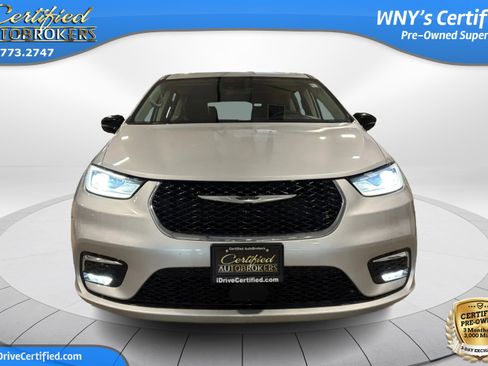 Used 2024 Chrysler Pacifica Touring-L FWD image 2