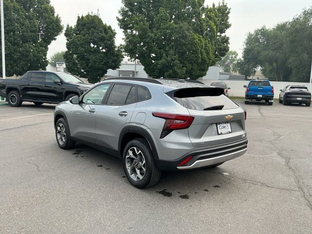 Used 2025 Chevrolet Trax LT FWD image 6