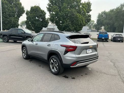 Used 2025 Chevrolet Trax LT FWD image 6