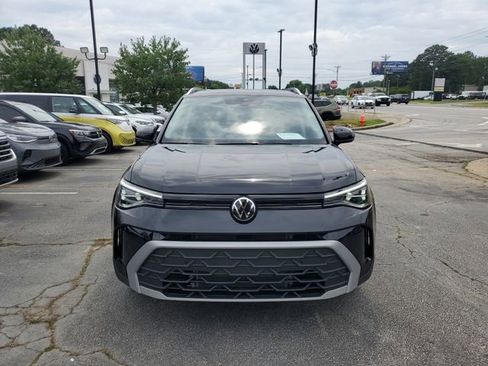Used 2025 Volkswagen Taos SE w/ Panoramic Sunroof Package FWD image 2