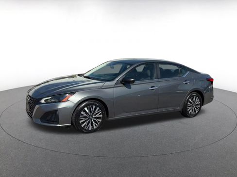Used 2024 Nissan Altima 2.5 SV FWD image 8