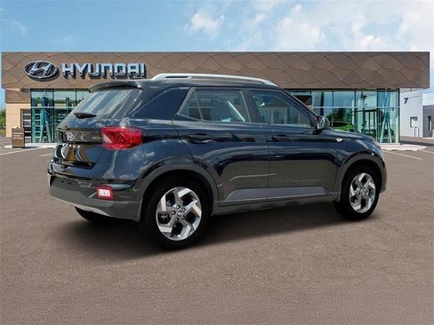 Used 2025 Hyundai Venue SEL image 8