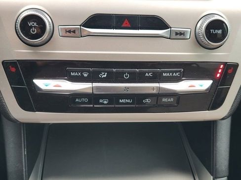 Used 2023 Ford Explorer XLT image 17