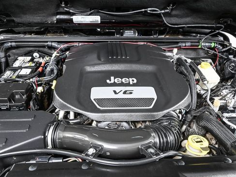 Used 2016 Jeep Wrangler Unlimited Sahara w/ Connectivity Group image 31