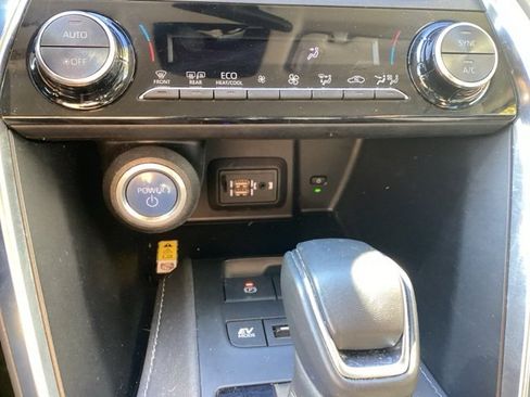 Used 2022 Toyota Venza LE image 21