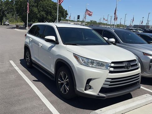 Used 2019 Toyota Highlander Plus FWD image 1