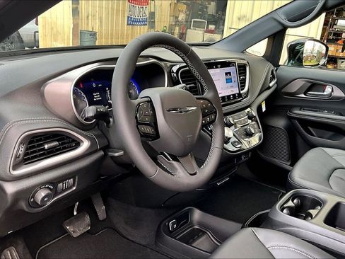New 2026 Chrysler Pacifica Select image 6