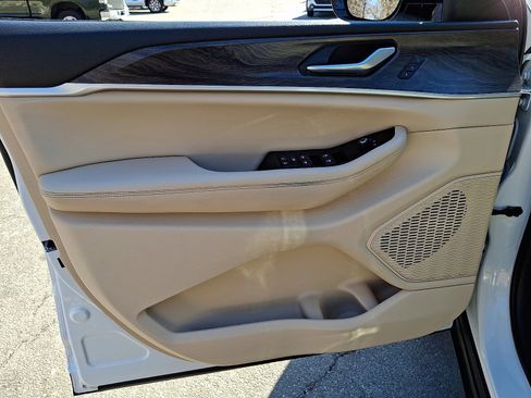 Used 2023 Jeep Grand Cherokee L Limited image 10