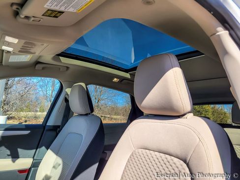 Used 2020 Ford Escape SE image 10