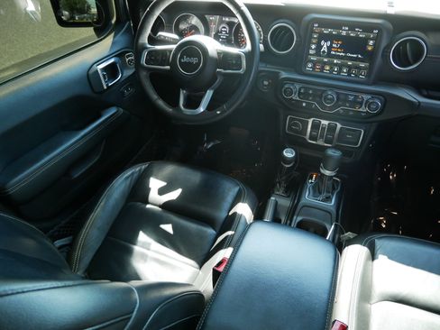 Used 2018 Jeep Wrangler Unlimited Sahara AWD/4WD image 9