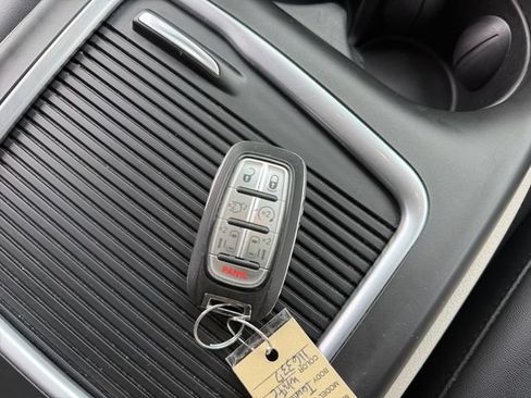 Used 2024 Chrysler Pacifica Touring-L FWD image 24