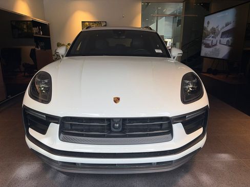 Used 2024 Porsche Macan AWD/4WD image 1