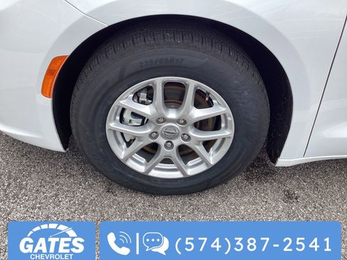 Used 2023 Chrysler Pacifica Touring-L image 36