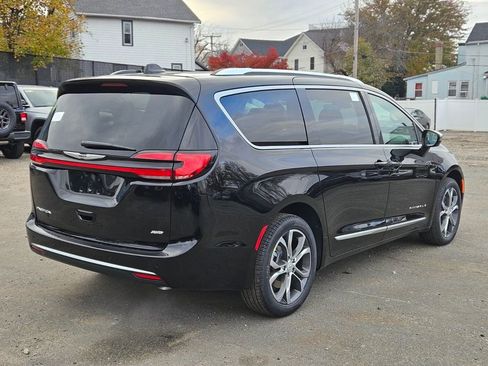 New 2026 Chrysler Pacifica Pinnacle image 5