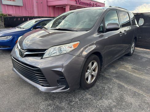Used 2018 Toyota Sienna LE w/ Carpet Mat Package FWD image 1