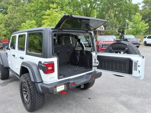 Used 2024 Jeep Wrangler Unlimited Rubicon w/ XTREMEE 35" Tire Package AWD/4WD image 17