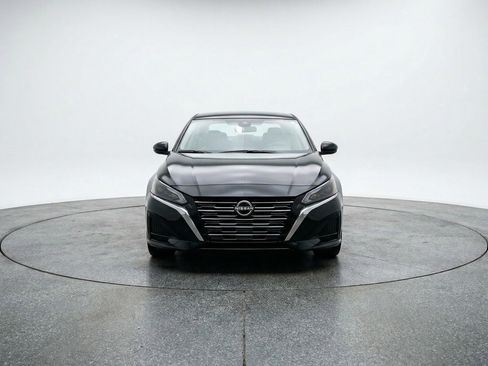 Used 2025 Nissan Altima 2.5 SV image 2