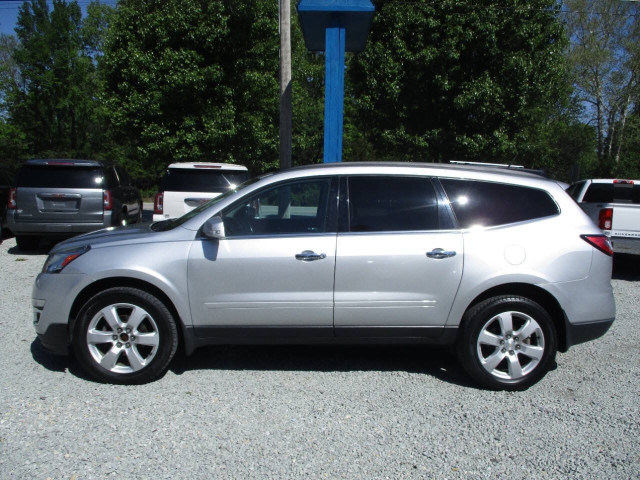 Used 2017 Chevrolet Traverse LT w/ Style and Technology Package FWD image 2
