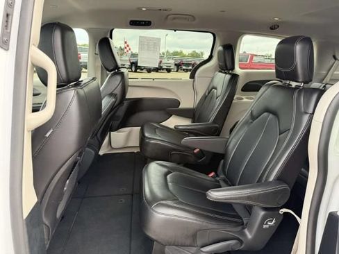 Used 2024 Chrysler Pacifica Touring-L FWD image 14
