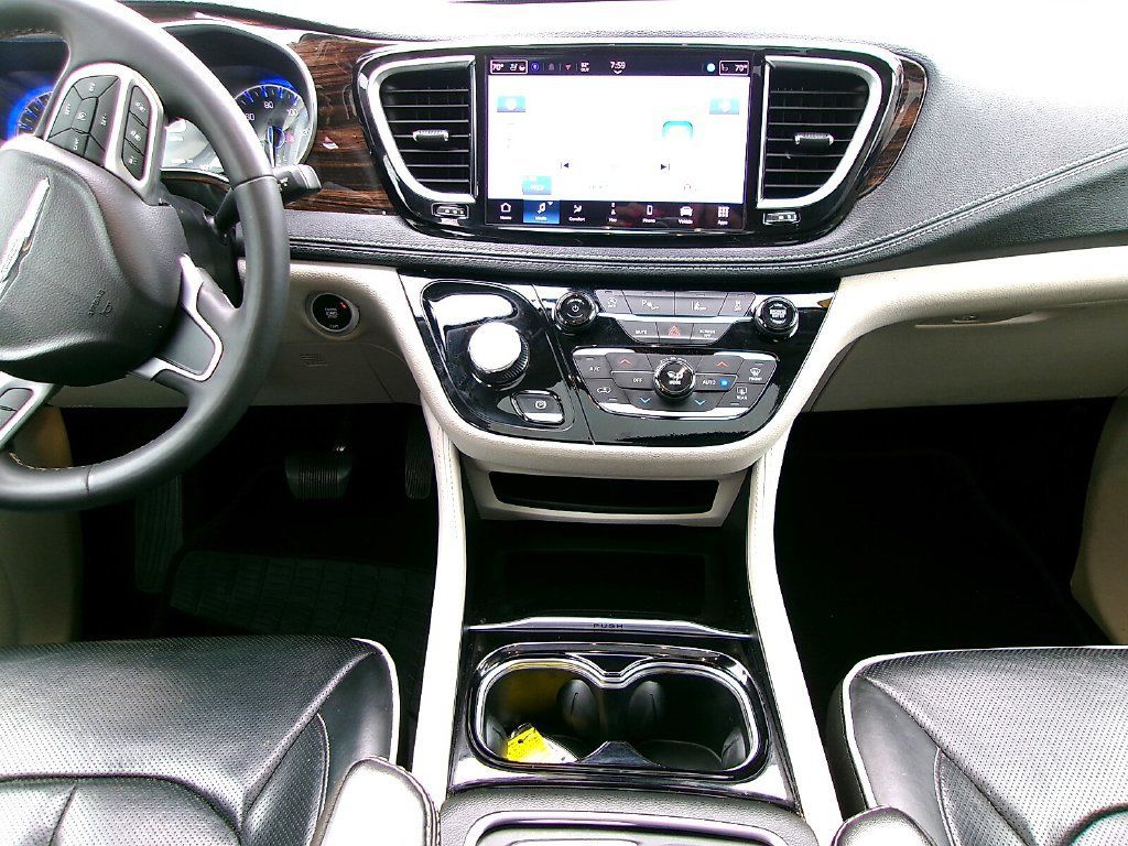 Used 2024 Chrysler Pacifica Limited FWD image 9