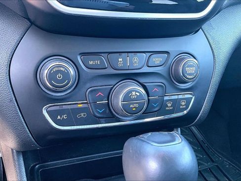 Used 2019 Jeep Cherokee Limited w/ Luxury Group AWD/4WD image 15
