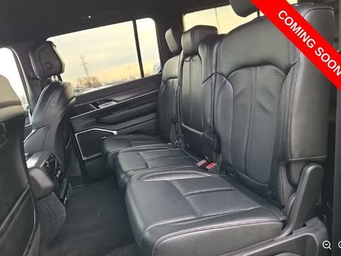 Used 2024 Jeep Wagoneer L Series II w/ Flexible Seating Group AWD/4WD image 9