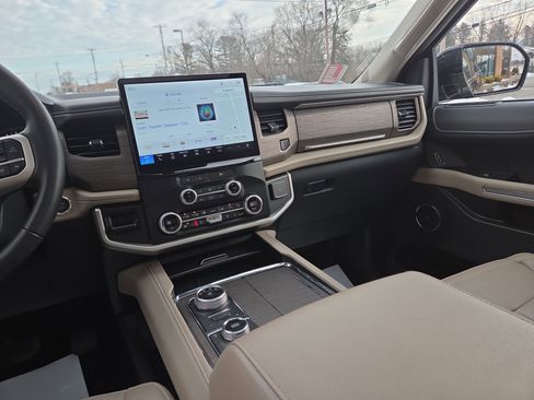 Used 2024 Ford Expedition Limited image 23