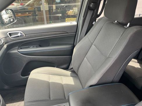 Used 2018 Jeep Grand Cherokee Laredo AWD/4WD image 12