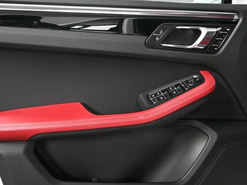 Certified 2025 Porsche Macan image 6