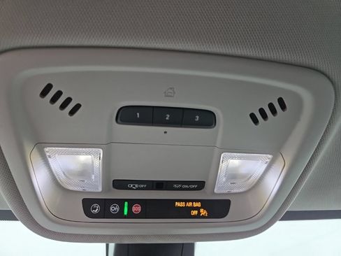 Used 2021 Chevrolet Traverse LT FWD image 24