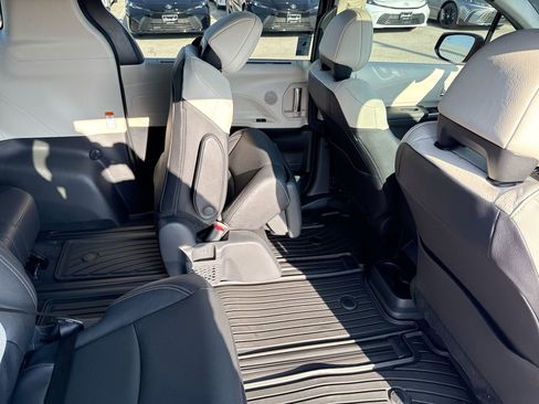 Certified 2025 Toyota Sienna Limited image 23