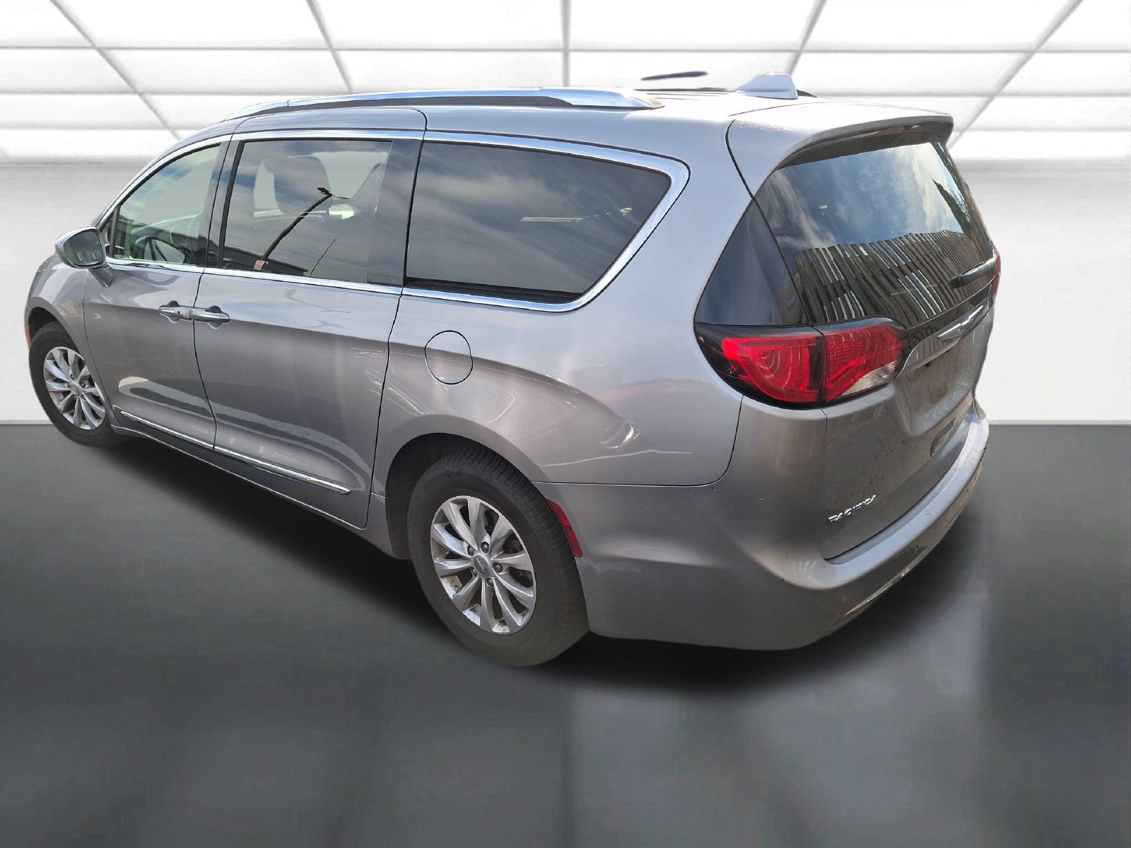 Used 2018 Chrysler Pacifica Touring-L FWD image 3