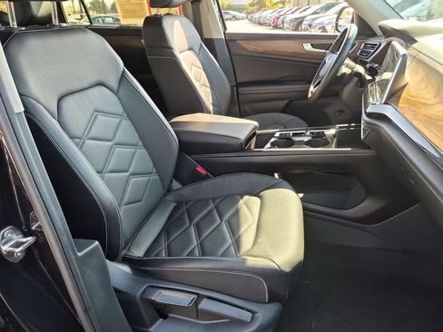 Used 2025 Volkswagen Atlas SE FWD image 32