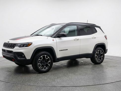 Used 2025 Jeep Compass Trailhawk AWD/4WD image 2