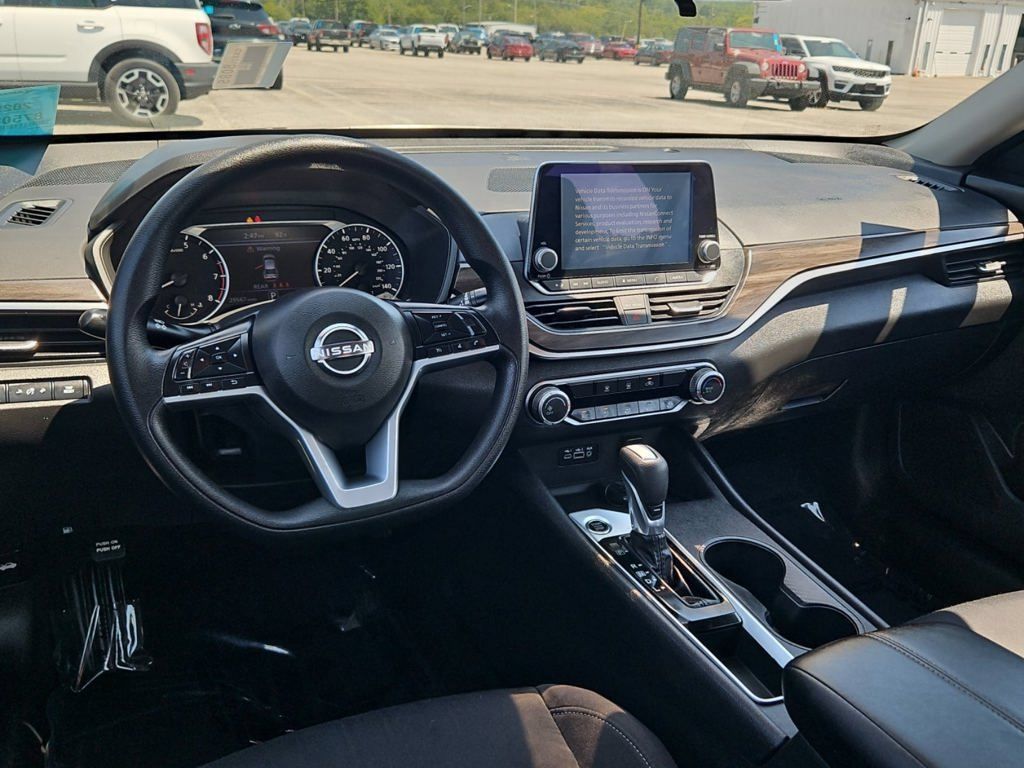 Used 2025 Nissan Altima 2.5 SV FWD image 8