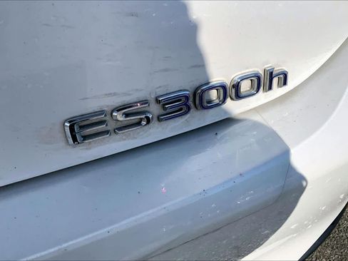 Used 2022 Lexus ES 300h w/ Premium Package image 10